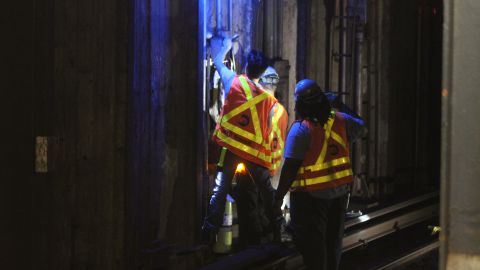 Trabajadores de MTA en las vías del Metro