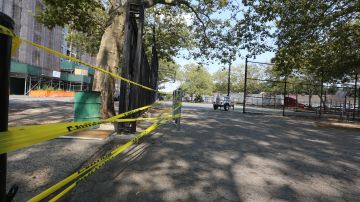 Escena del parque en Brownsville donde el sábado hubo un tiroteo, que dejó un muerto y 12 heridos.