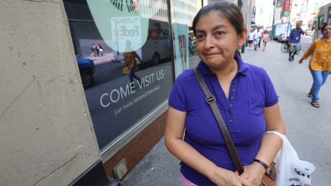 La ecuatoriana Rosa Domínguez se vería afectada si la "carga pública" se transforma en norma.