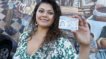 Teresa Beatriz Molina Flores muestra contenta su green card. / foto: Aurelia Ventura.