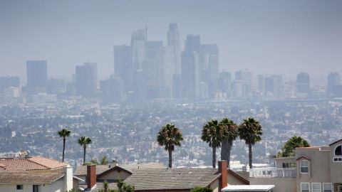 Los fuegos pirotécnicos liberan una cantidad de partículas PM2.5 y PM10 en el aire que contribuyen a su contaminación.