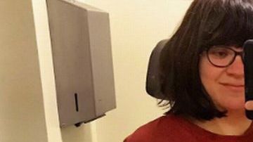 Emily Linka quedó en silla de ruedas después de sufrir un derrame cerebral.