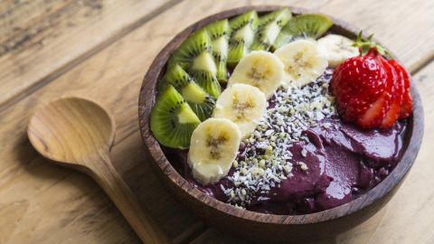 Este delicioso fruto morado reduce significativamente los niveles de cortisol (la hormona del estrés), promoviendo un sueño reparador.