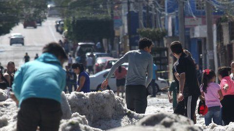 Una inusual granizada cubrió áreas de la zona metropolitana de Guadalajara.
