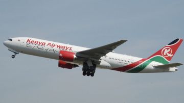 Se cree que el hombre cayó de un avión de Kenya Airways.
