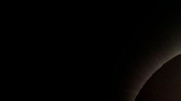 Durante los eclipses se puede apreciar la corona solar.