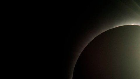 Durante los eclipses se puede apreciar la corona solar.