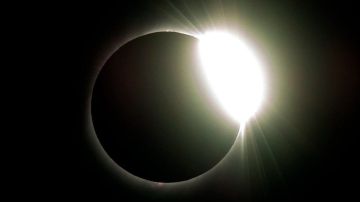 Durante los eclipses se puede apreciar la corona solar.