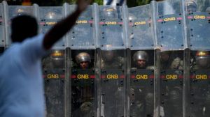 "Mi hijo se quiere matar": el testimonio de la madre del joven al que dejó sin ojos la policía de Venezuela