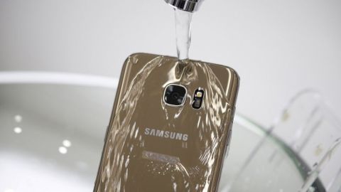 Los anuncios de Samsung mostraban que sus teléfonos seguían funcionando después de mojarse con agua.