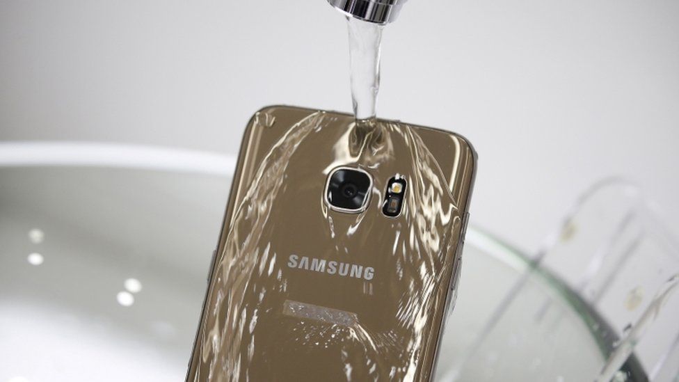 ¿Son realmente los celulares de Samsung resistentes al agua? El Diario NY