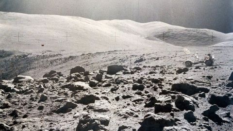 Algunos astronautas dicen que la Luna huele a "pólvora quemada".