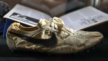 Se cree que el par de zapatillas Nike Waffle Racing Flat Moon Shoe que adquirió un empresario canadiense nunca fueron usadas.