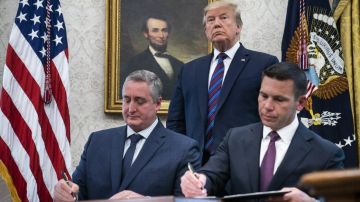 Trump supervisó la firma del acuerdo en la Oficina Oval.