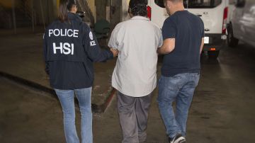 Oficiales de ICE realizando la expulsión de un pandillero de la M-13