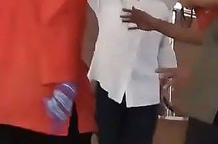 Mujer se declara católica dentro de una mezquita.