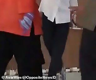 Mujer se declara católica dentro de una mezquita.