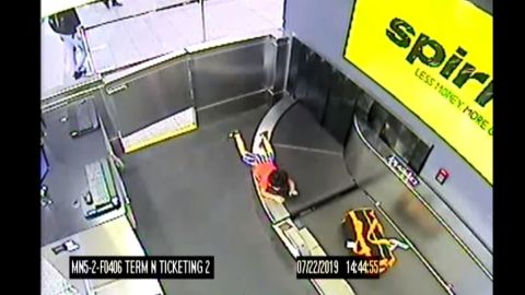 El menor al caer en la cinta.