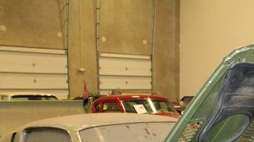 El concesionario encontró ambos Mustangs en una bodega, pero ahora vende uno en una fortuna