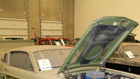 El concesionario encontró ambos Mustangs en una bodega, pero ahora vende uno en una fortuna