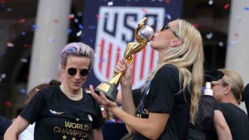 Allie Long en la celebración de la victoria del mundial de fútbol femenino.