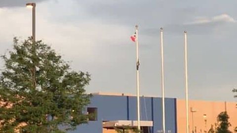 La bandera de México en una de las astas.