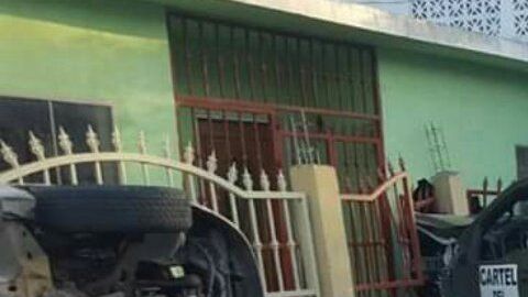 Camioneta monstruo del Cártel del Noreste se estrella en casa, así quedaron 4 sicarios