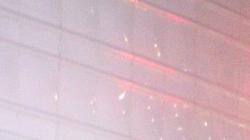 Bomberos del LAFD trabajaron toda la noche para rescatar a dos personas tras accidente.