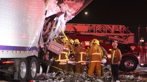 Bomberos del LAFD trabajaron toda la noche para rescatar a dos personas tras accidente.