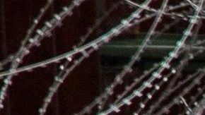 La foto muestra una alta valla reforzada con alambre de púas en Nogales. Robert Bushell/CBP