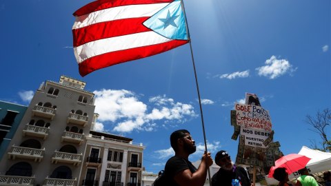 Manifestación frente a La Fortaleza.