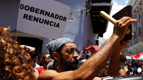 AME6356. SAN JUAN (PUERTO RICO), 14/07/2019.- Manifestantes se reúnen para pedir la renuncia del gobernador Ricardo Roselló, este domingo en San Juan (Puerto Rico). La marcha de protesta se dirigió hasta La Fortaleza, sede del Ejecutivo, para pedir la renuncia del gobernador, salpicado por la polémica desatada tras la publicación del contenido de un chat en el que se organizaron medidas contras críticos del Ejecutivo, en medio de burlas y contenidos homofóbicos, sexistas y misóginos. EFE/ Thais Llorca