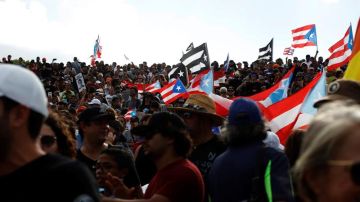 Manifestantes protestan este miércoles, por quinto día consecutivo, contra el Gobernador de Puerto Rico, Ricardo Roselló, en San Juan.