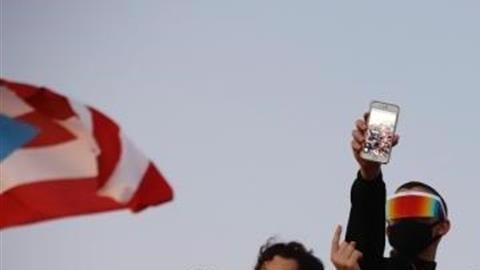 Los cantantes puertorriqueños (i-d) Ricky Martin, Tommy Torres, Bad Bunny y Residente participaron en una manifestación masiva el miércoles, en contra el gobernador de Puerto Rico.