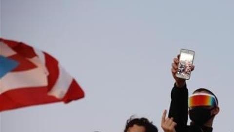 Los cantantes puertorriqueños (i-d) Ricky Martin, Tommy Torres, Bad Bunny y Residente participaron en una manifestación masiva el miércoles, en contra el gobernador de Puerto Rico.