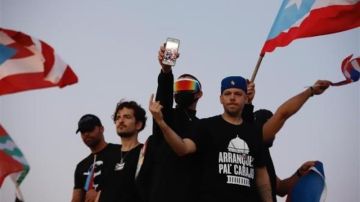 Los cantantes puertorriqueños (i-d) Ricky Martin, Tommy Torres, Bad Bunny y Residente participaron en una manifestación masiva el miércoles, en contra el gobernador de Puerto Rico.