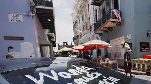 Un auto con un mensaje que pide la renuncia de Wanda Vázquez, que sustituirá a Ricardo Rosselló como gobernadora, por la calle que conduce a La Fortaleza.