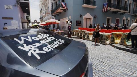 Un auto con un mensaje que pide la renuncia de Wanda Vázquez, que sustituirá a Ricardo Rosselló como gobernadora, por la calle que conduce a La Fortaleza.