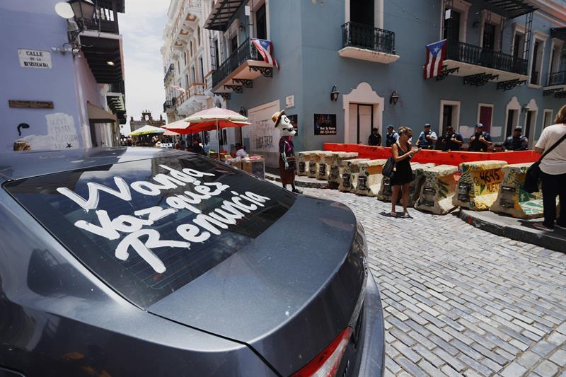 Un auto con un mensaje que pide la renuncia de Wanda Vázquez, que sustituirá a Ricardo Rosselló como gobernadora, por la calle que conduce a La Fortaleza.