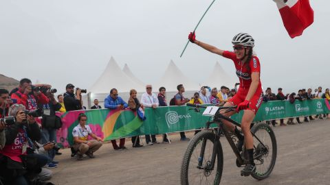 La mexicana arrasó con la competencia con tiempo final de 1:30:45 para colgarse el oro