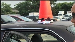 El muñeco en brazos