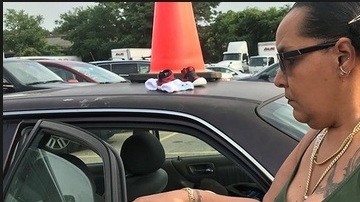 El muñeco en brazos