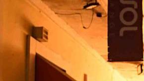 Un zafacón se quema en una de las calles del Viejo San Juan.