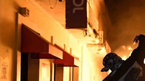 Un zafacón se quema en una de las calles del Viejo San Juan.