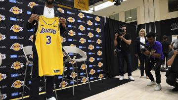 Anthony Davis en su presentación como nuevo estrella de los LA Lakers.