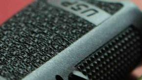 Los ladrones forzaron la cerradura del almacén donde se guardan las armas.