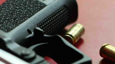 Los ladrones forzaron la cerradura del almacén donde se guardan las armas.