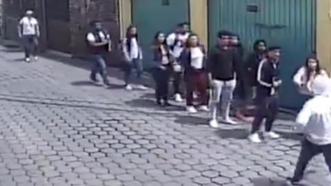 Dos sujetos los acorralan.