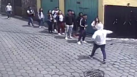 Dos sujetos los acorralan.