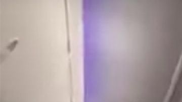 El momento en que la mujer lo golpea.